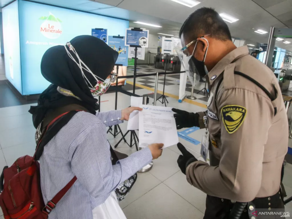 Petugas memeriksa Surat Tanda Registrasi Pekerja (STRP) bagi penumpang MRT Jakarta di Stasiun MRT Lebak Bulus, Jakarta, Senin (12/7/2021).  (photo/ANTARA FOTO/Rivan Awal Lingga/ilustrasi)