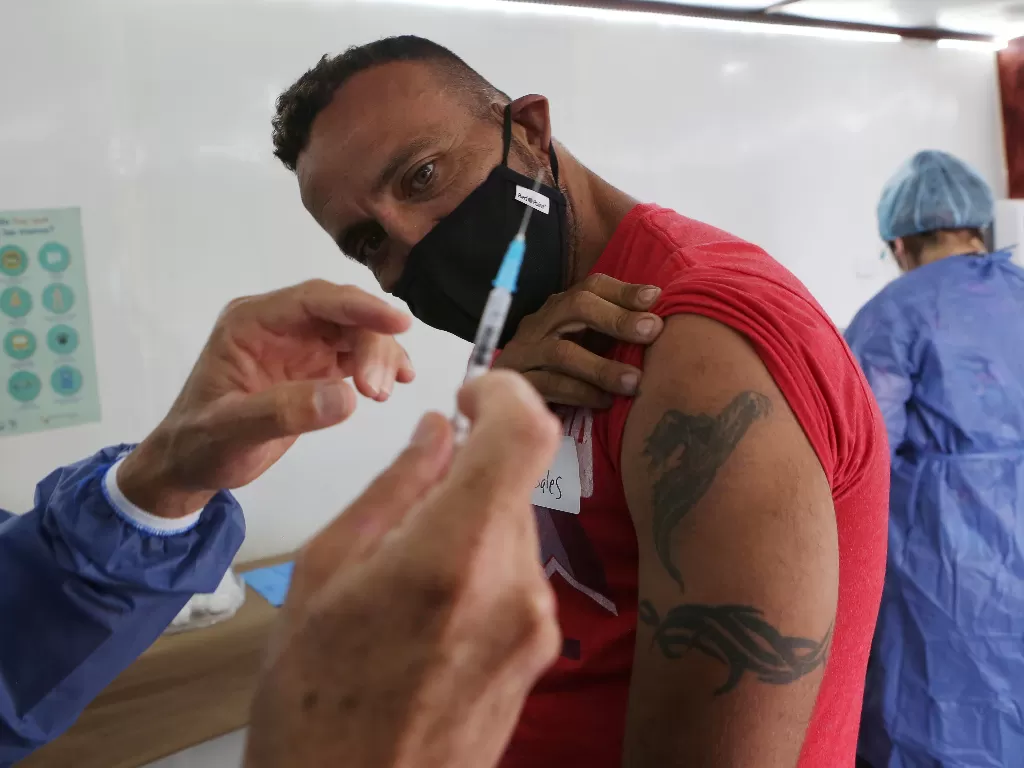 Orang yang melakukan vaksinasi COVID-19. (photo/REUTERS/MAYELA LOPEZ)