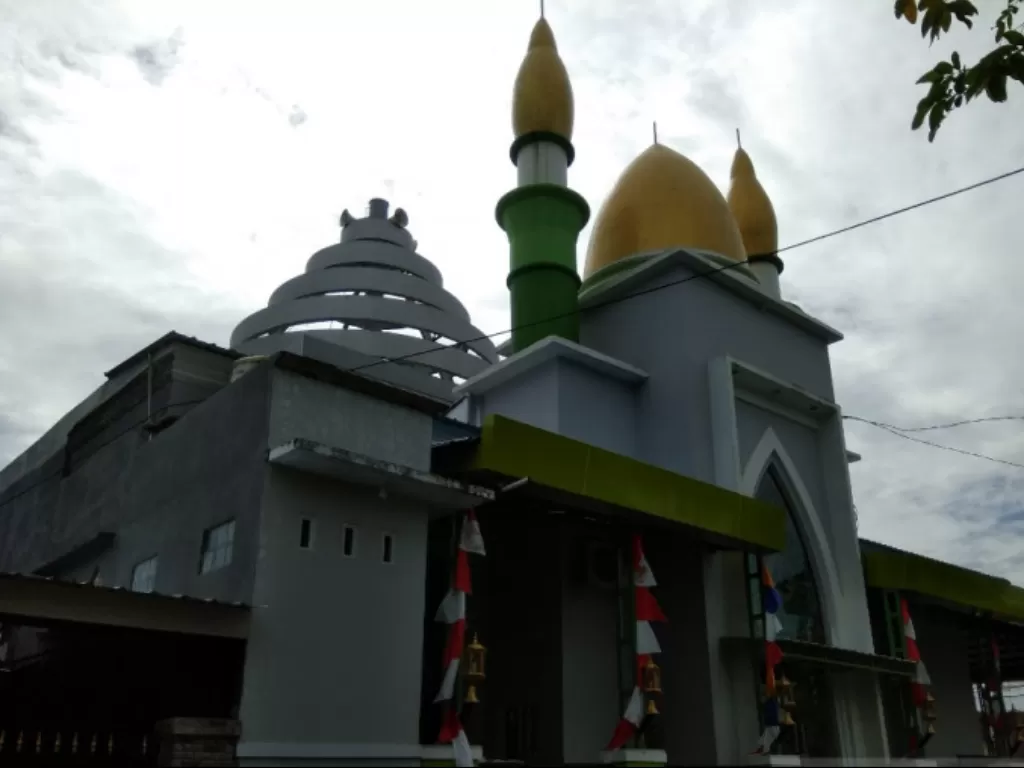 Salah satu masjid yang pengurusnya menyelenggarakan Shalat Idul Adha 1442 Hijriah di Kabupaten Maros, Sulawesi Selatan. (ANTARA/Suriani Mappong)