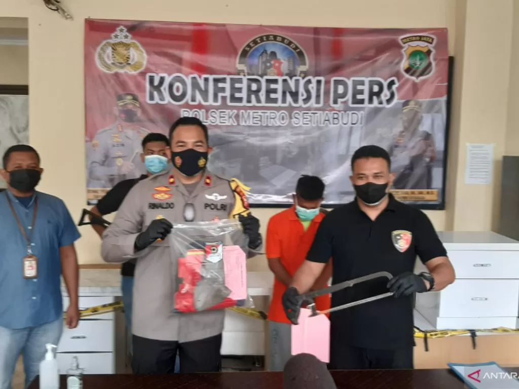 Kapolsek Metro Setiabudi Kompol Rinaldo Aser saat menyampaikan keterangan pers kasus pencurian besi monorel di Jakarta Selatan, Senin (19/7/2021). (ANTARA/Sihol)