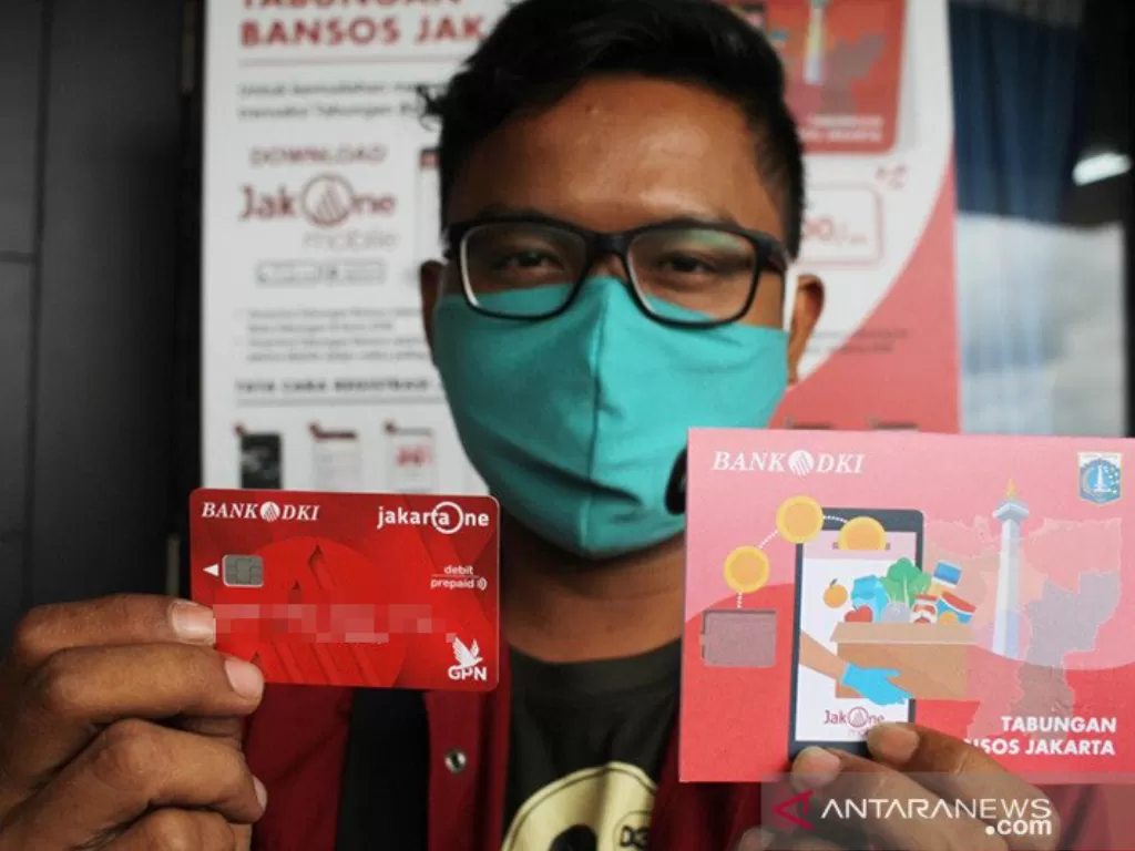 Salah satu warga DKI Jakarta menunjukkan kartu ATM dan Buku Tabungan Bank DKI untuk penyaluran Bantuan Sosial Tunai (BST) bekerja sama dengan Dinas Sosial DKI Jakarta guna meringankan kebutuhan warga selama pandemi COVID-19.  (photo/ANTARA/HO-Humas Bank D