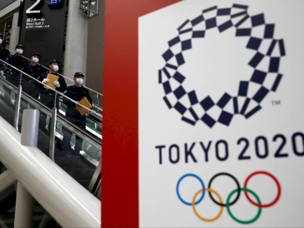 Polisi berjaga di sekitar ruang pers Olimpiade Tokyo. (REUTERS/Edgar Su)