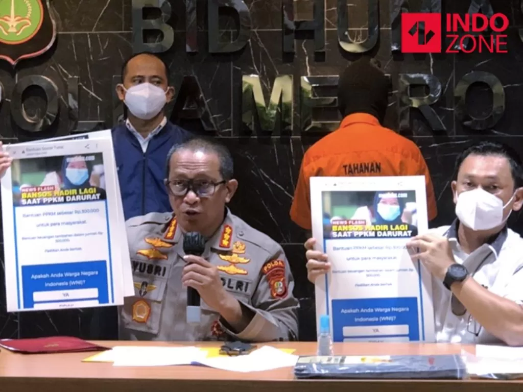 Konferensi pers kasus penipuan bansos PPKM catut nama Kemensos di Mapolda Metro Jaya, Jakarta. (INDOZONE/Samsudhuha Wildansyah)