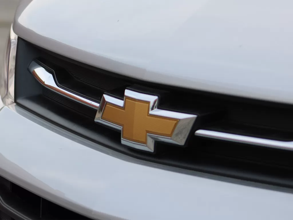 Tampilan logo Chevrolet di salah satu mobil besutannya (photo/Unsplash/Ethan Currier)