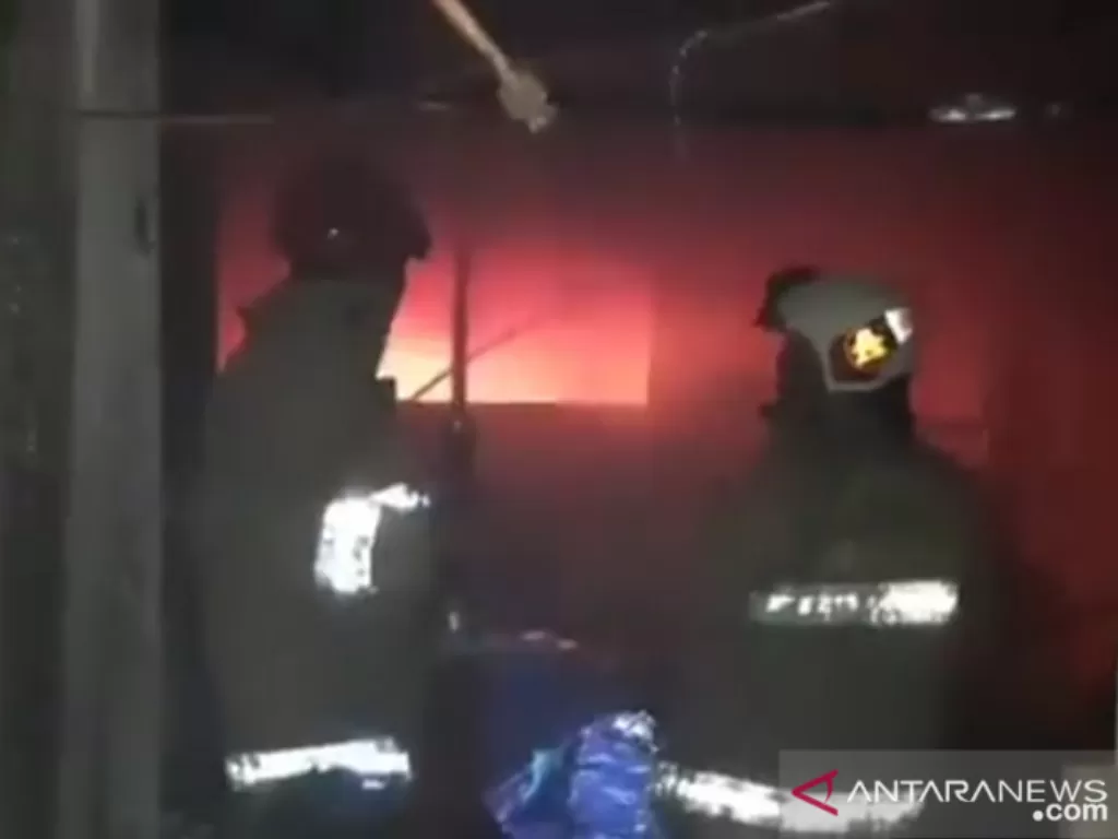 75 personel pemadam kebakaran dikerahkan saat gedung BPOM terbakar (ANTARA/Zuhdiar Laeis)