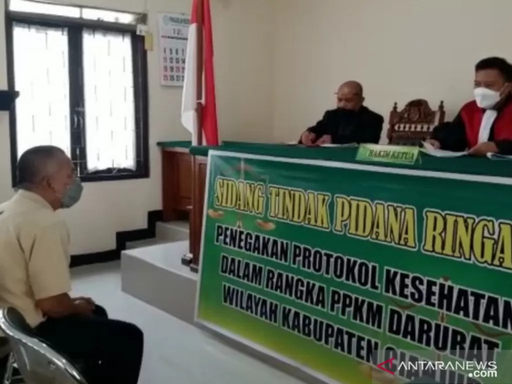  Hakim Ketua Pengadilan Negeri Cianjur, Jawa Barat, Donovan Akbar, menjatuhi vonis terhadap Asep Hidayat ASN pelanggar aturan PPKM darurat dengan denda Rp100 ribu, Senin (19/7). (photo/ ANTARA POTO/Ahmad Fikri)
