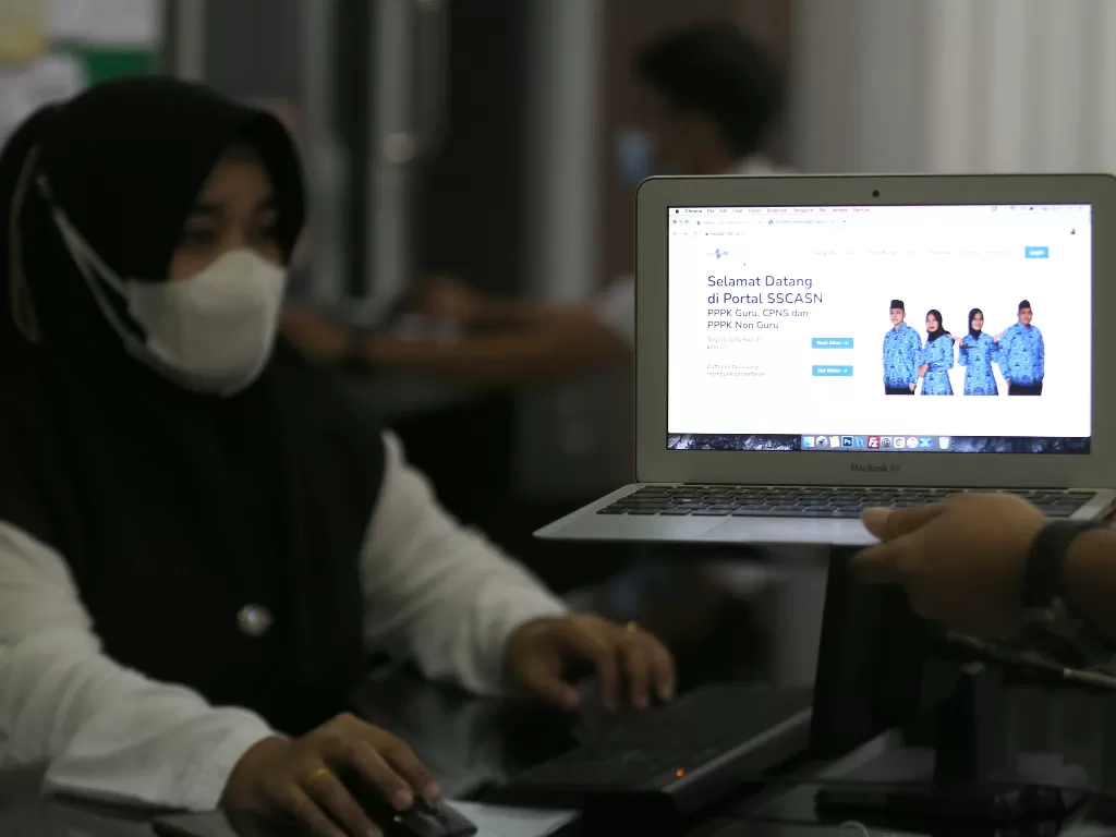Calon peserta ujian Calon Pegawai Negeri Sipil (CPNS) tenaga pendidikan mendaftar secara daring di Banda Aceh, Aceh, Rabu (7/7/2021). (ANTARA/Irwansyah Putra)
