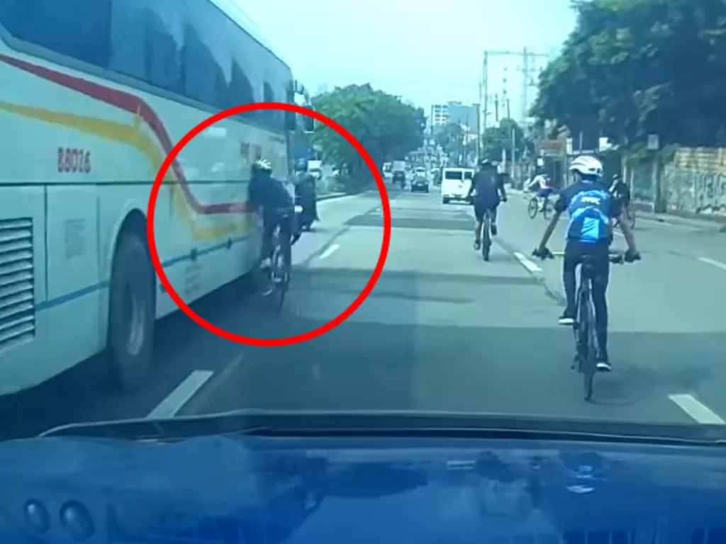 Pengendara sepeda yang tidak melihat arah jalan dan menabrak bus. (Photo/YouTube/ViralHog)