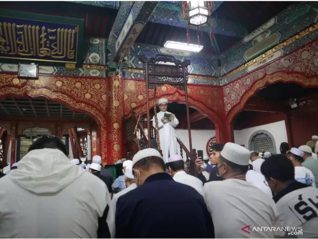 Sedikitnya 1.000 umat Islam dari berbagai etnis di China mendengarkan khotbah Hari Raya Idul Adha di Masjid Niujie, Beijing, Selasa (20/7). Shalat Id di masjid yang dibangun pada tahun 996 Masehi tersebut digelar tanpa pengaturan jarak antarmakmum. ANTARA