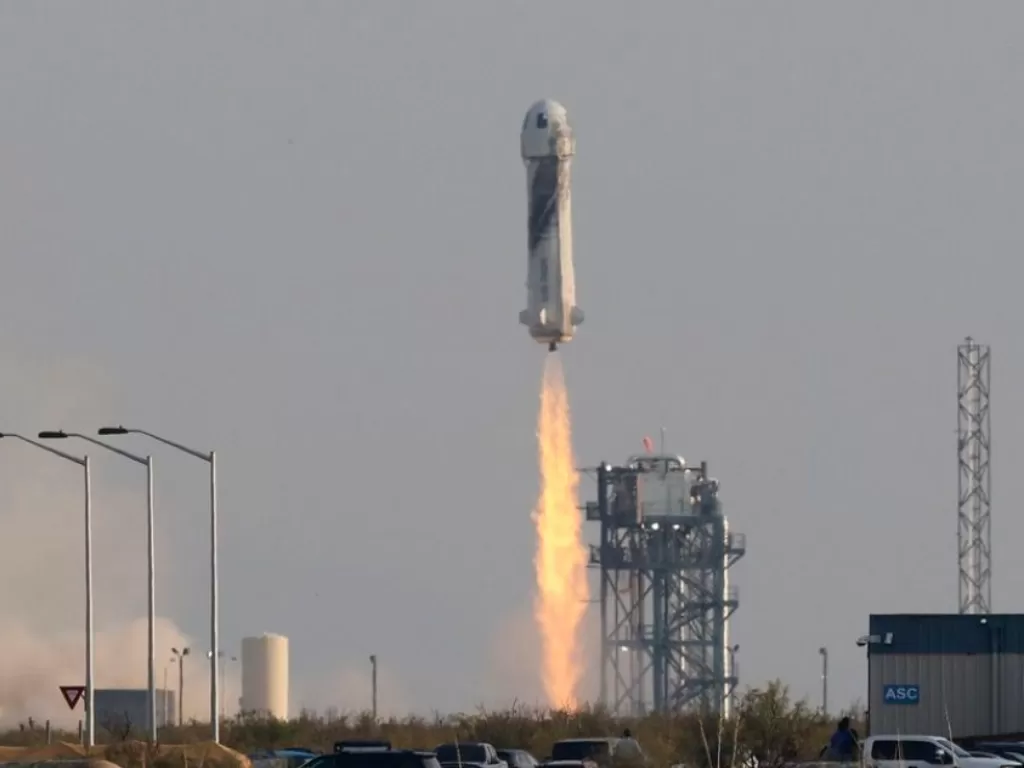 Pengusaha miliarder Jeff Bezos diluncurkan dengan tiga anggota awak di atas roket New Shepard pada penerbangan suborbital tanpa pilot pertama di dunia dari Situs Peluncuran Blue Origin 1 dekat Van Horn, Texas, AS, 20 Juli 2021. (Foto/ Tangkapan Layar REUT
