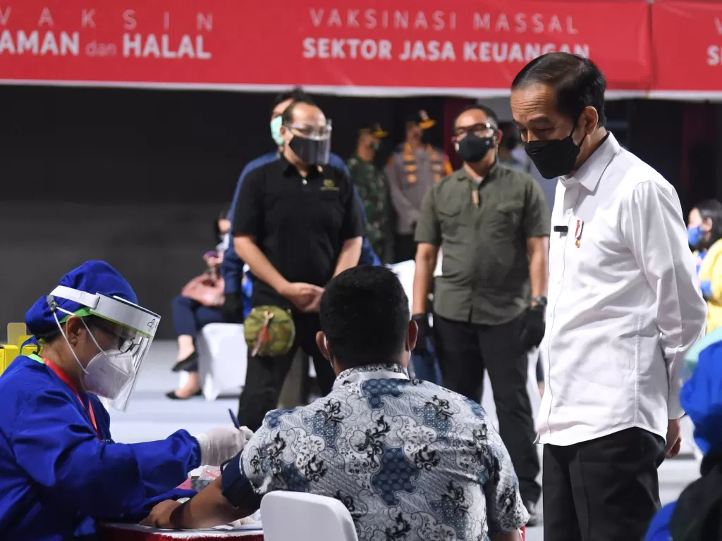 Presiden Jokowi saat meninjau vaksinasi (ANTARA FOTO/HO/Setpres-Lukas/wpa/hp.)