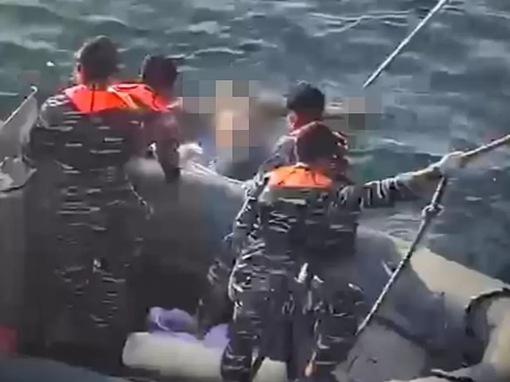 Prajurit TNI Angkatan Laut yang tergabung dalam regu pencarian dan penyelamatan (SAR) menemukan enam penumpang dari belasan kapal yang hilang di perairan Kalimantan Barat. (Foto/inas Penerangan Komando Armada (Koarmada) I )