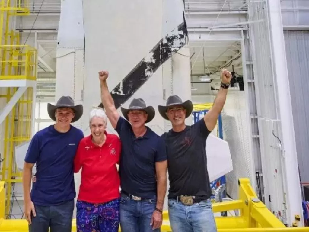 Jeff Bezos dan 3 orang lainnya yang terbang ke luar angkasa pada 20 Juli 2021 kemarin. (photo/Dok. Blue Origin)