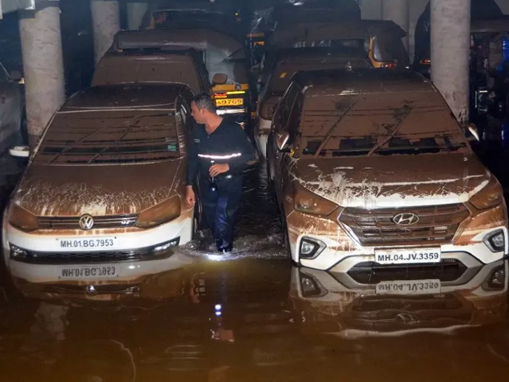 Tampilan mobil VW dan Hyundai yang terendam banjir di India (photo/Cartoq)
