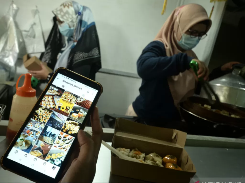 Penjual membuat produk kuliner yang dipasarkan melalui media sosial di Kota Manado, Sulawesi Utara, Minggu (4/7/2021). ANTARA FOTO/Adwit B Pramono/wsj. (ANTARA FOTO/ADWIT B PRAMONO) 