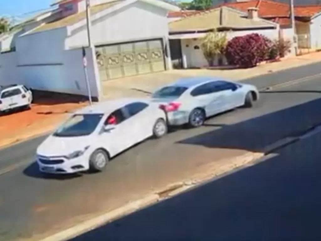Mobil Chevrolet dan Honda yang bertabrakan di Brasil (photo/YouTube/ViralHog)
