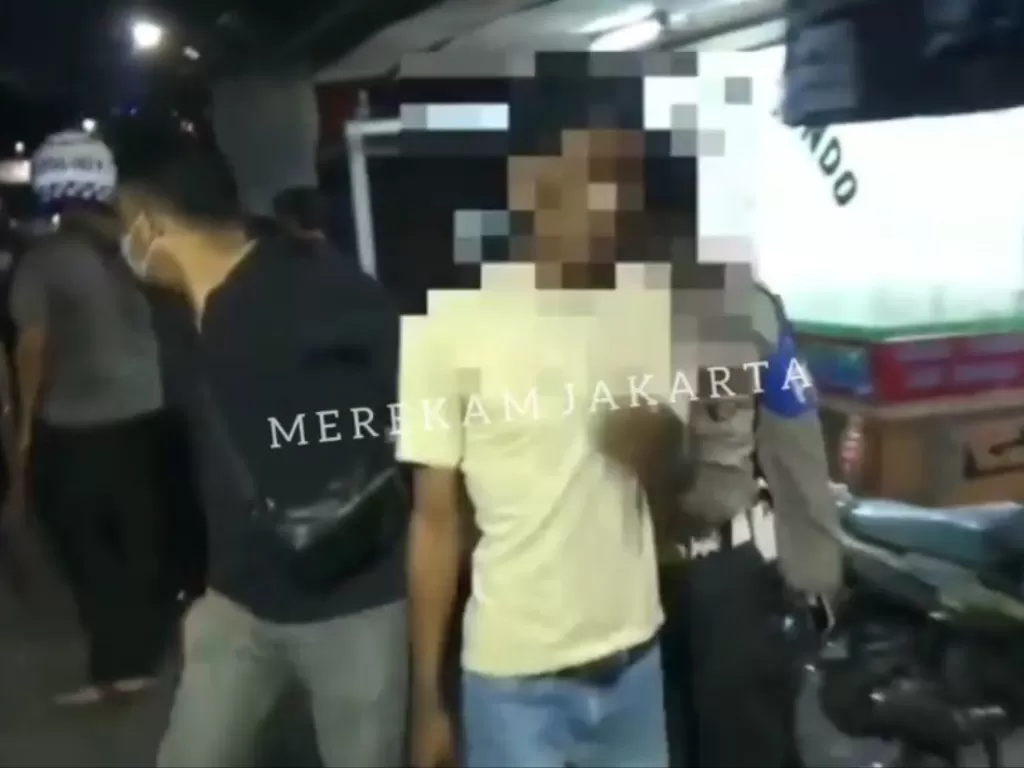 Polisi mengamankan terduga pelaku tawuran. (Photo/Instagram/@merekamjakarta)