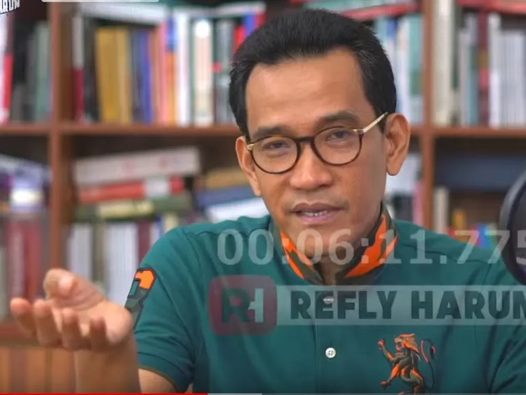 Refky Harun saat menanggapi cuitan Jokowi Soal Muazin di kanal YouTube miliknya. (Foto/Tangkapan Layar dari Kanal YouTube Refly Harun)