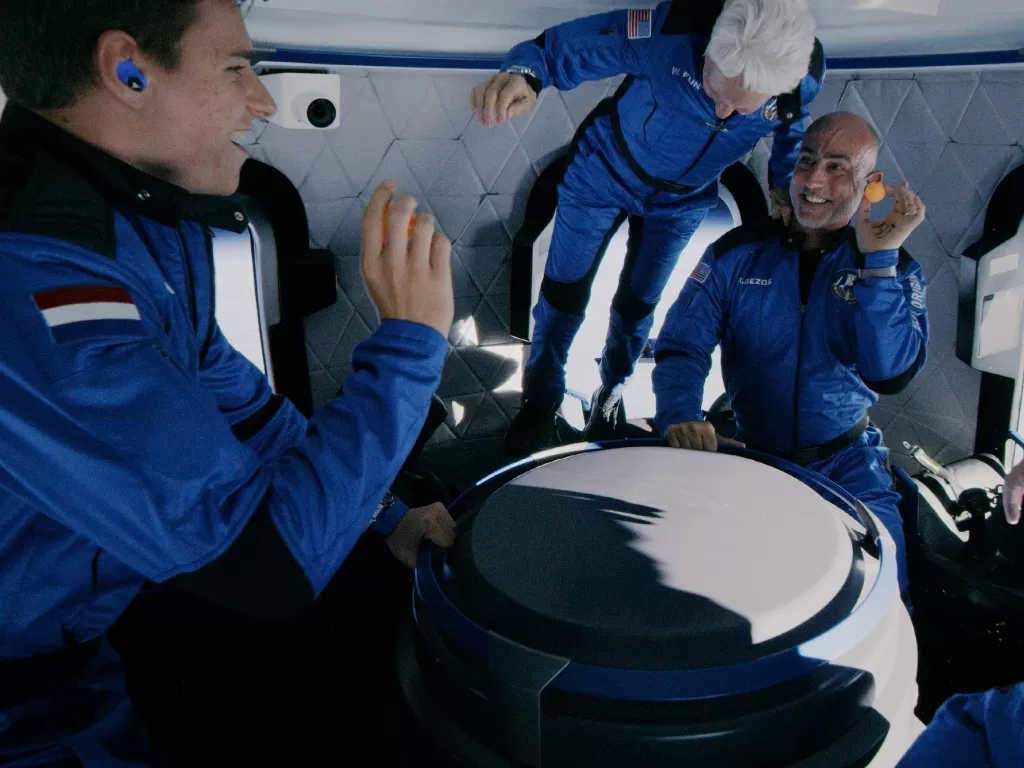 Jeff Bezos bersama tiga orang lainnya saat berada di luar angkasa (photo/Twitter/@BlueOrigin)