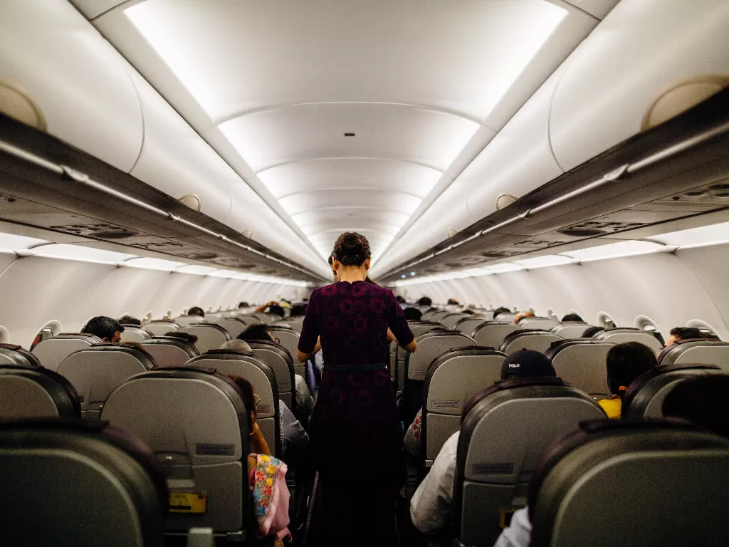 Pramugari dalam pesawat. (photo/Ilustrasi/Pexels/Kelly Lacy)