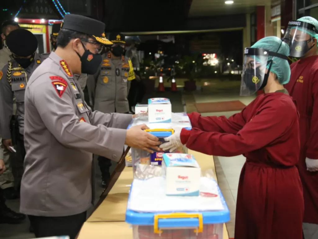 Kapolri Jenderal Pol Listyo Sigit Prabowo menyerahkan bantuan (ANTARA/HO-Divisi Humas Polri)