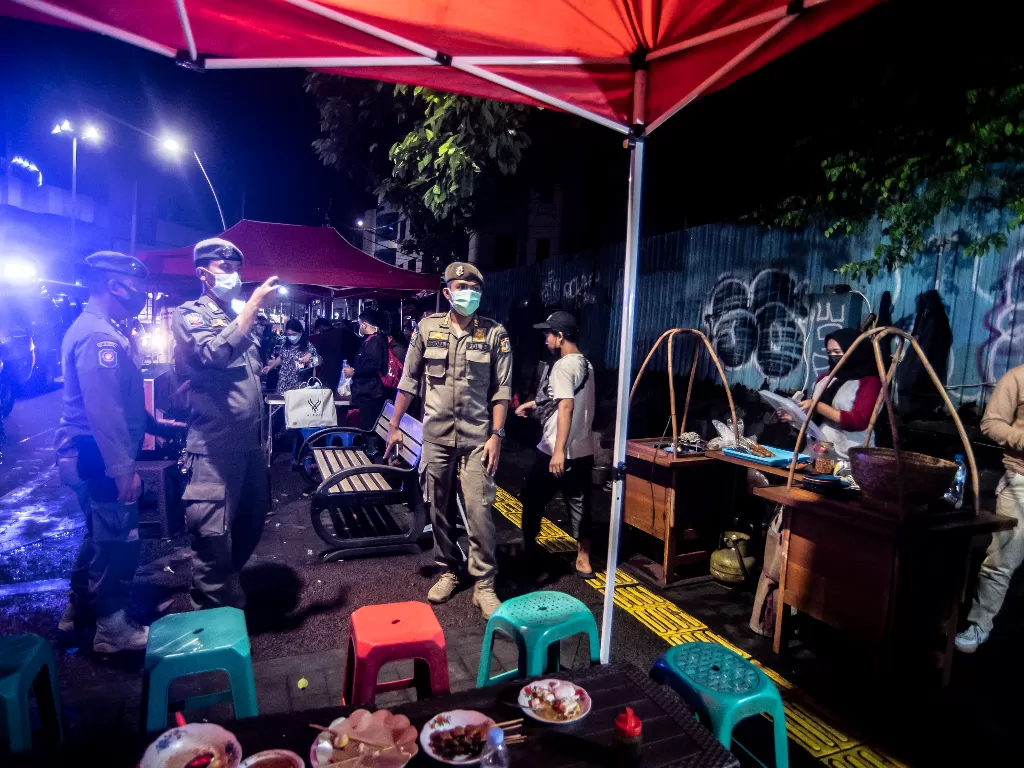  Ilustrasi. Petugas Satpol PP membubarkan aktivitas pedagang kaki lima dalam rangka pembatasan mobilitas warga guna menekan penyebaran COVID-19 di kawasan Bulungan, Jakarta, Senin (21/6/2021). (photo/ANTARA FOTO/Muhammad Adimaja/ilustrasi)