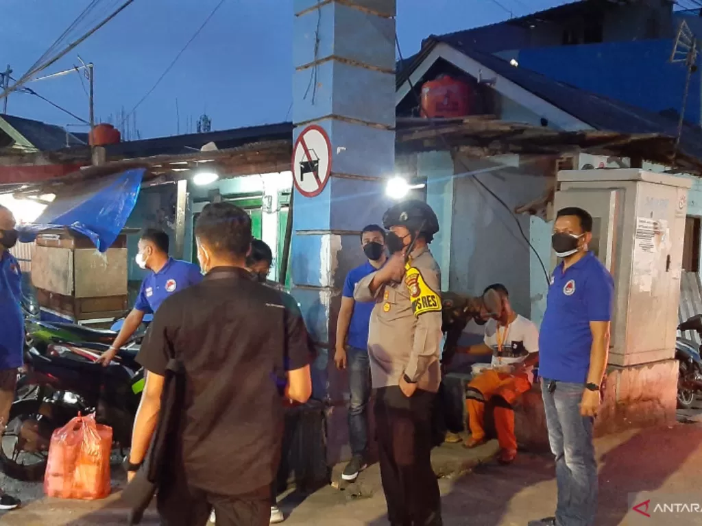 Kapolres Jakarta Selatan Kombes Azis Adriansyah bersama petugas gabungan berjaga di jalanan RW 02 Pasar Manggis, Jakarta Selatan (ANTARA/Sihol)