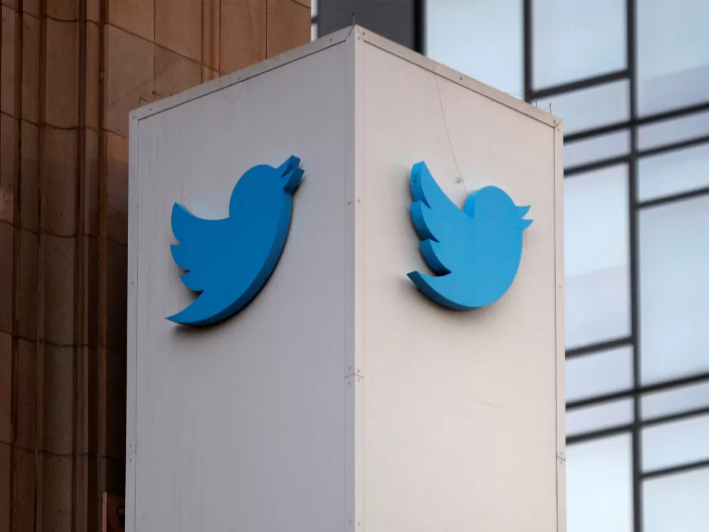 Tampilan logo perusahaan sosial media Twitter (photo/REUTERS/Stephen Lam)
