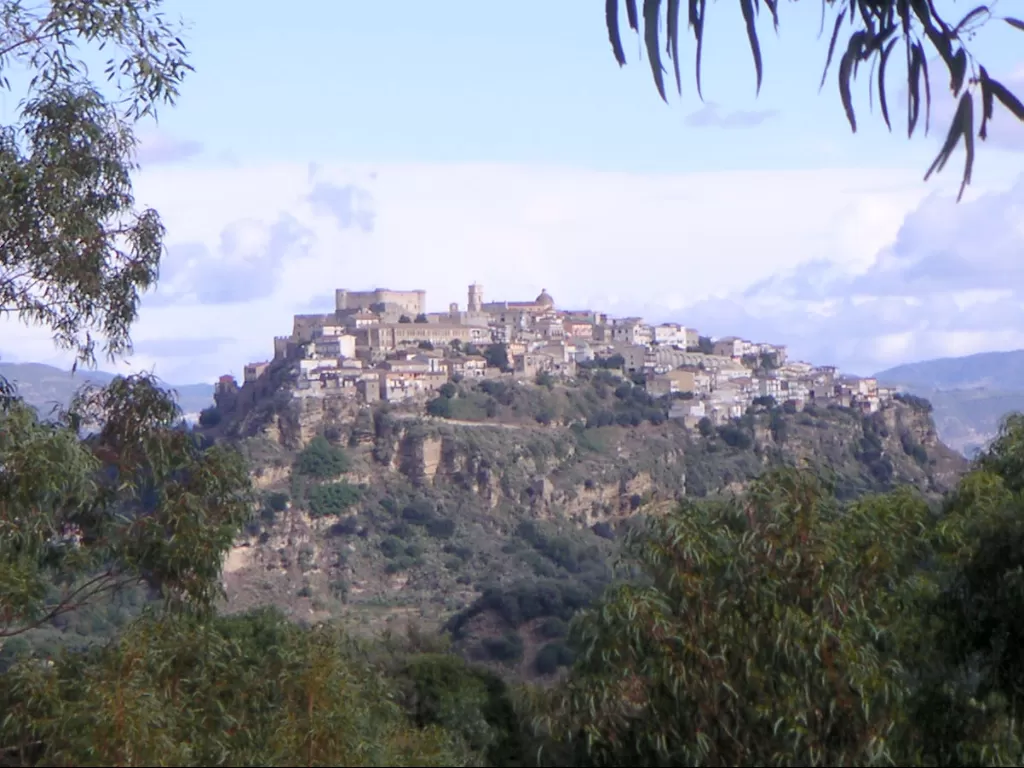 Desa Santa Severina, Italia. (Wikipedia)