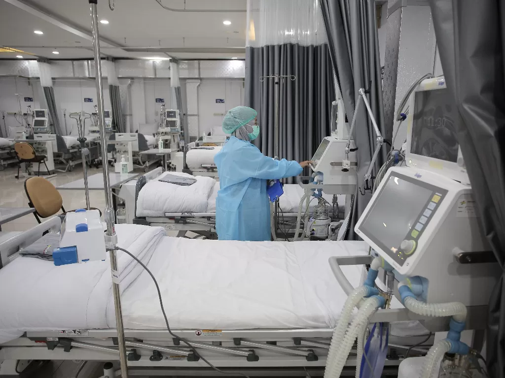 Petugas menyiapkan peralatan kesehatan untuk pasien COVID-19 di RSPJ Ekstensi Asrama Haji, Pondok Gede, Jakarta, Senin (19/7/2021). (ANTARA/Dhemas Reviyanto)