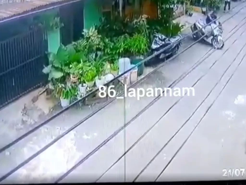 Detik-detik pencuri motor di Pesanggrahan terekam kamera CCTV (Instagram).
