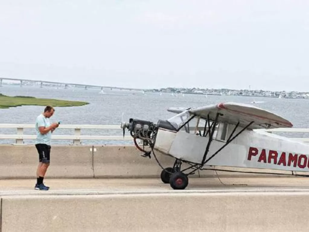 Pilot muda yang berhasil mendaratkan pesawat di atas jembatan. (photo/Matthew Strabuk/AP)