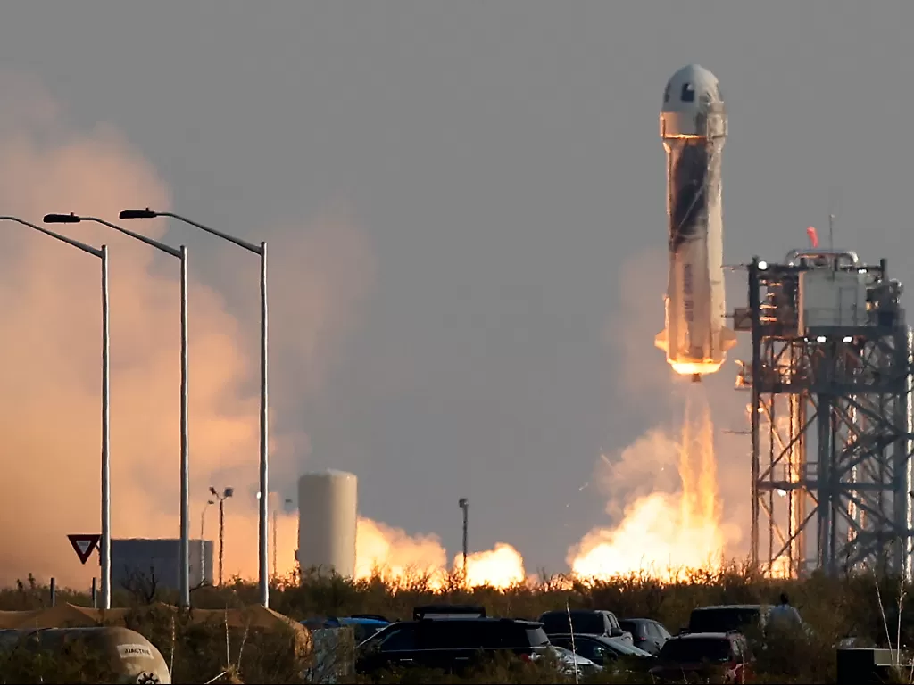 Roket Jeff Bezos menuju luar angkasa (REUTERS/Joe Skipper)