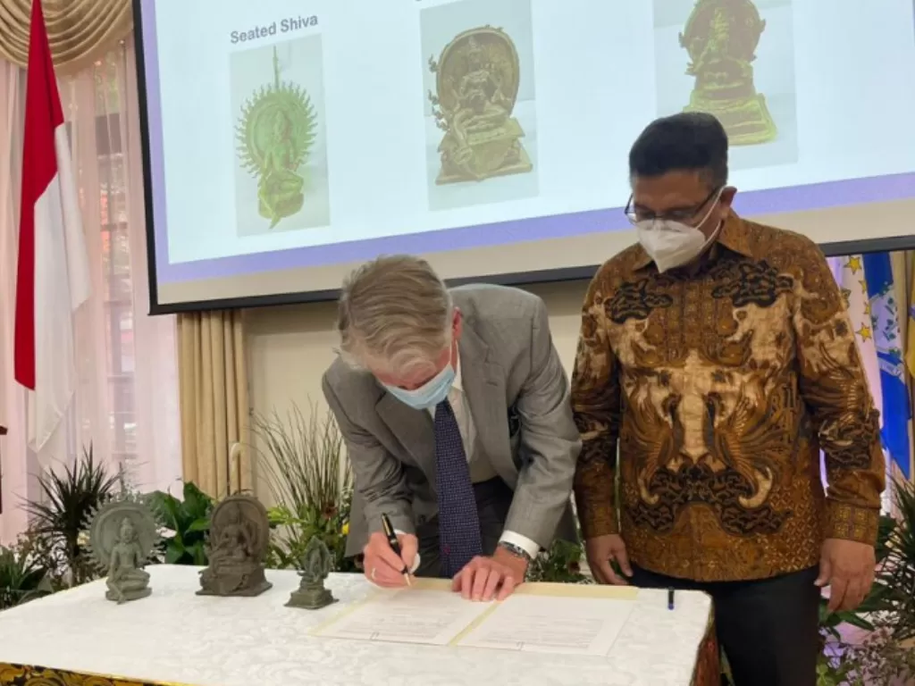 Serah terima tiga objek cagar budaya Indonesia oleh Jaksa Wilayah New York Cyrus Vance, Jr (kiri) kepada Konsul Jenderal RI New York Arifi Saiman (kanan) di KJRI New York, Rabu (21/7/2021). (ANTARA/HO-KJRI New York)