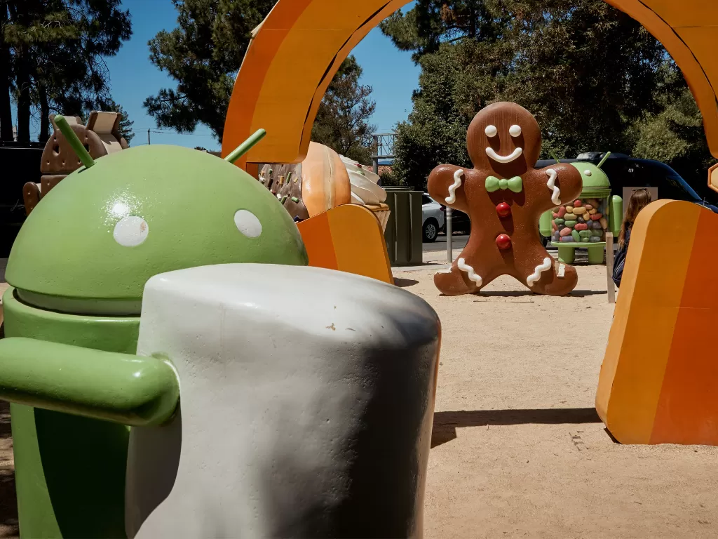 Tampilan patung dari Android versi Marshmallow dan Gingerbread (photo/Unsplash/Mark Boss)