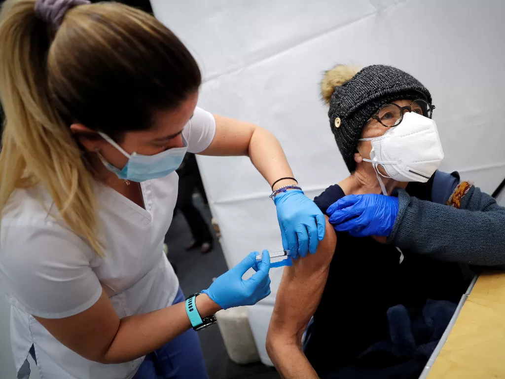 Vaksinasi COVID-19. (REUTERS/Mike Segar)