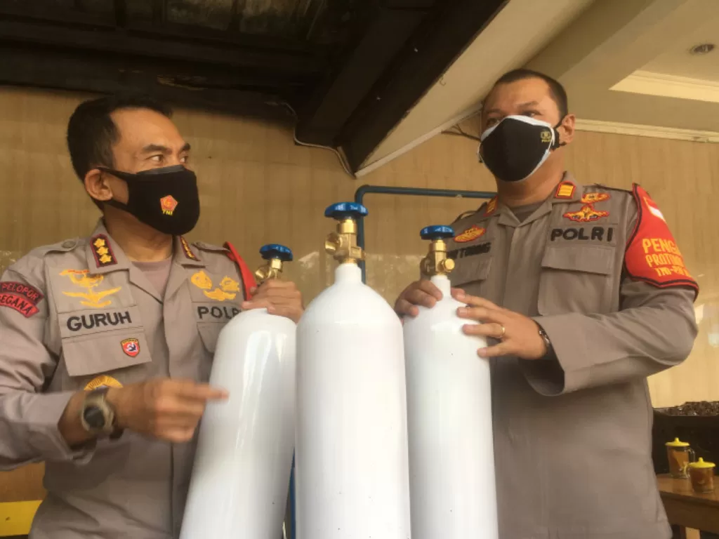 Tabung oksigen yang dibagikan untuk warga yang menjalani isolasi mandiri di Kelapa Gading (ANTARA/Abdu Faisal)