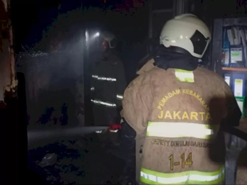 Pemadam kebakaran tengah memadamkan api di Kantor BPOM. (ANTARA)