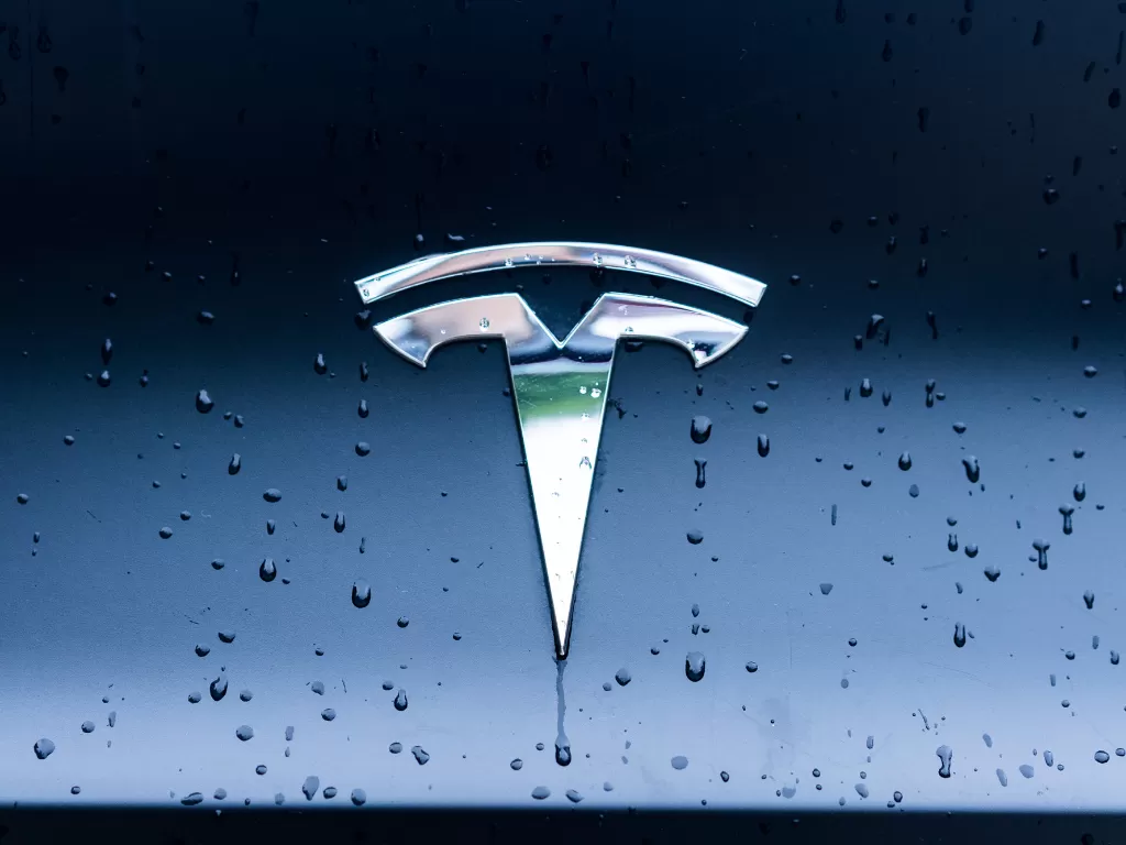 Tampilan logo perusahaan otomotif asal Amerika Serikat, Tesla (photo/Unsplash/Li Xiang)