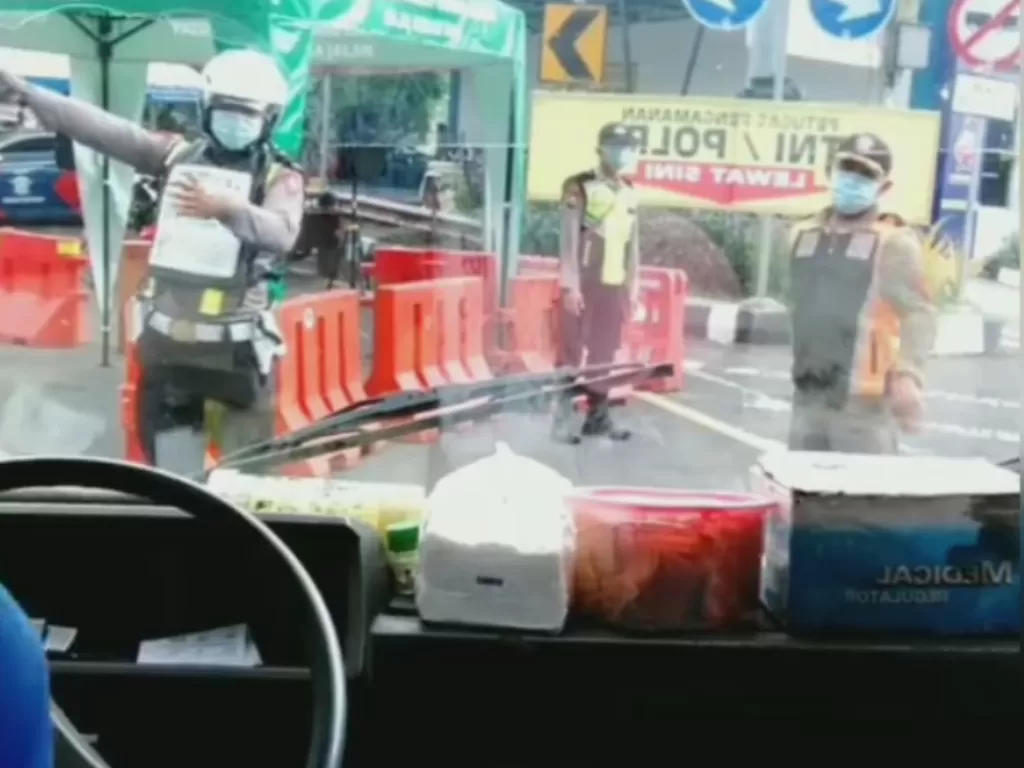Supir truk tidak diizinkan melewati penyekatan (Instagram @/andreli48)