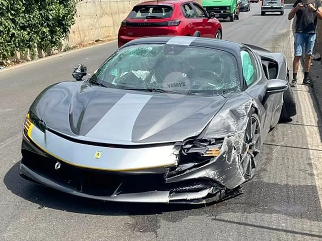 Mobil Ferrari SF90 Stradale yang mengalami kecelakaan di Italia (photo/Instagram/@varryx_)