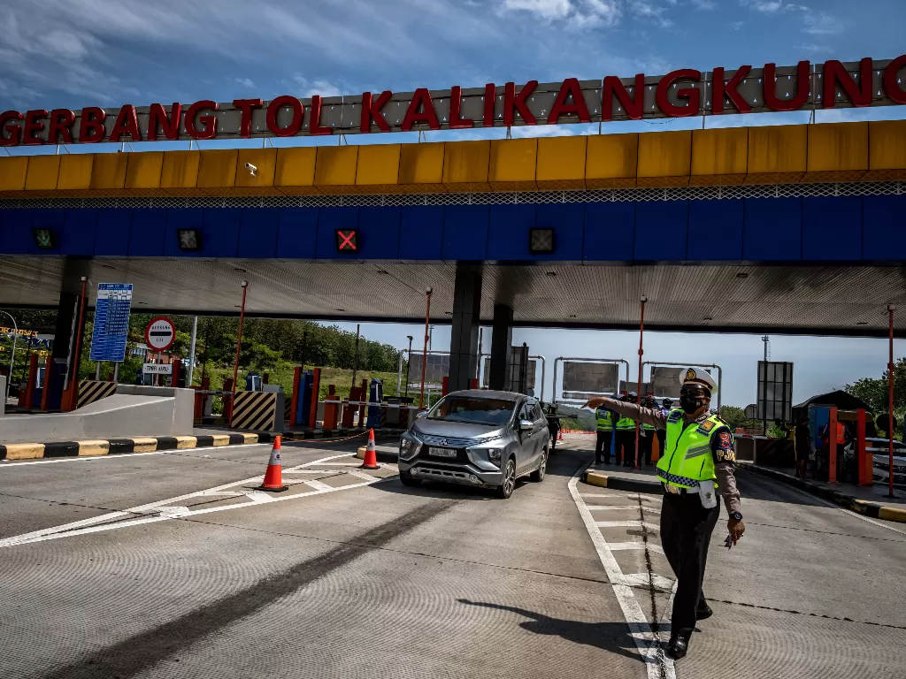 Personel kepolisian berjaga saat operasi penyekatan PPKM Darurat di Gerbang Tol Kalikangkung, Ngaliyan, Semarang, Jawa Tengah, Jumat (16/7/2021). ( ANTARA FOTO/Aji Styawan).