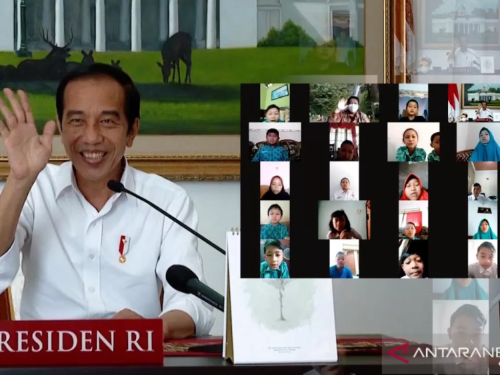 Presiden Joko Widodo berbincang dengan sejumlah pelajar  (ANTARA/HO-Biro Pers Sekretariat Presiden)