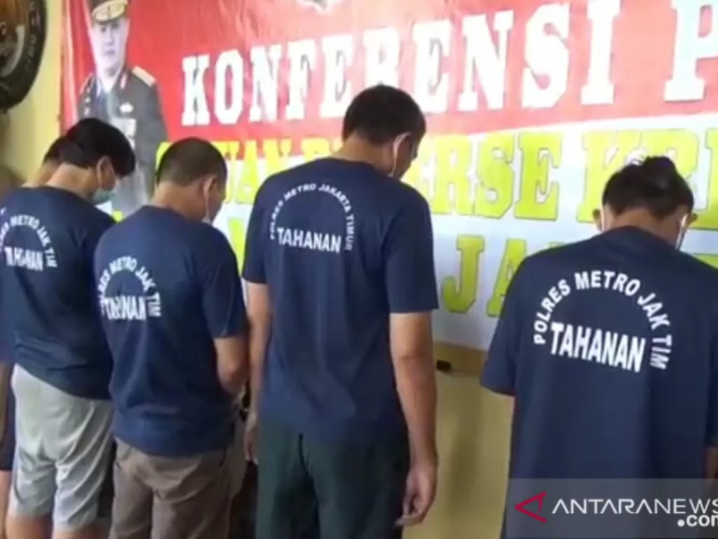 Lima orang diamankan terkait surat tes usap PCR palsu dalam rilis di Polres Metro Jakarta Timur, Jakarta. (ANTARA/Yogi Rachman)