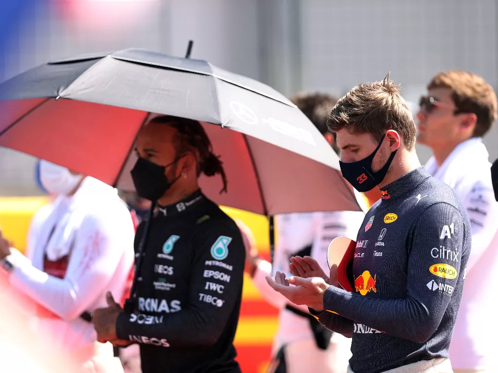 Lewis Hamilton and Max Verstappen sebelum balapan di GP Inggris 2021. (photo/REUTERS/LARS BARON)