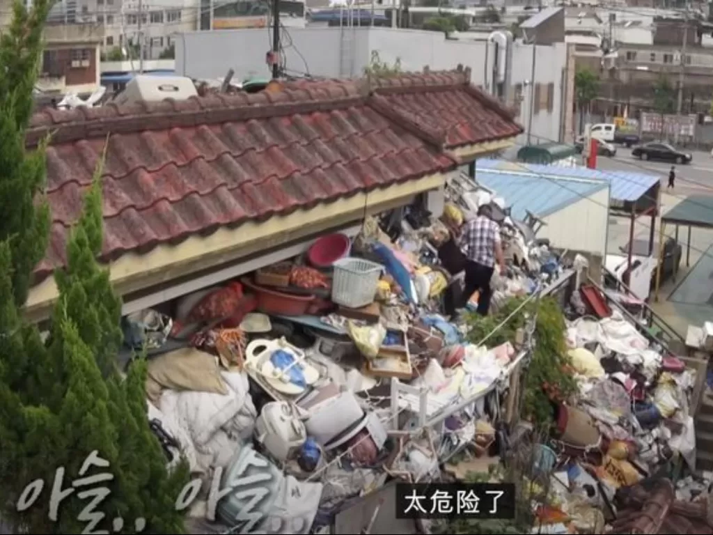 Rumah pasangan lansia penuh dengan sampah. (SBS)