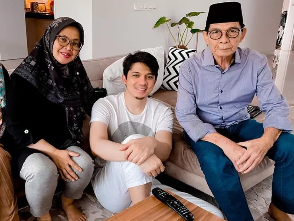 Irwansyah dan orang tuanya. (Instagram/@irwansyah_15)