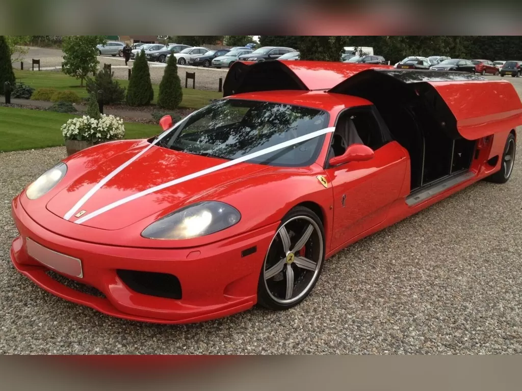 Tampilan mobil Ferrari 360 Modena yang disulap menjadi sebuah limo (photo/Carscoops)