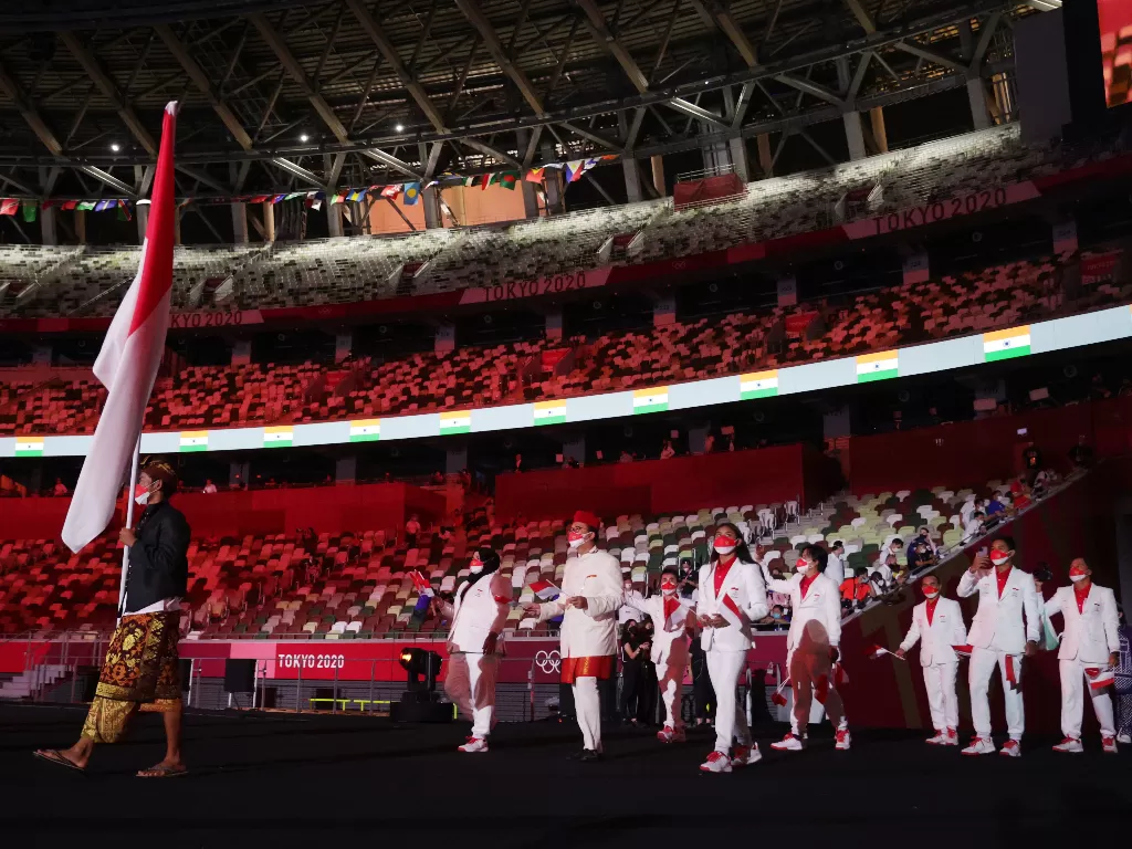 Upacara Pembukaan Olimpiade Tokyo 2020 - Stadion Olimpiade, Tokyo, Jepang - 23 Juli 2021. Nurul Akmal dari Indonesia memimpin kontingennya dalam parade atlet saat upacara pembukaan (photo/REUTERS/Hannah Mckay)