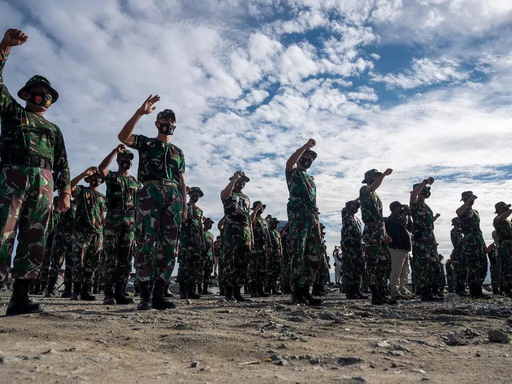 Sejumlah prajurit TNI AD meneriakkan yel-yel sebelum melakukan aksi bersih-bersih di kawasan wisata Pantai Talise. (Ilustrasi/ANTARA/Basri Marzuki)